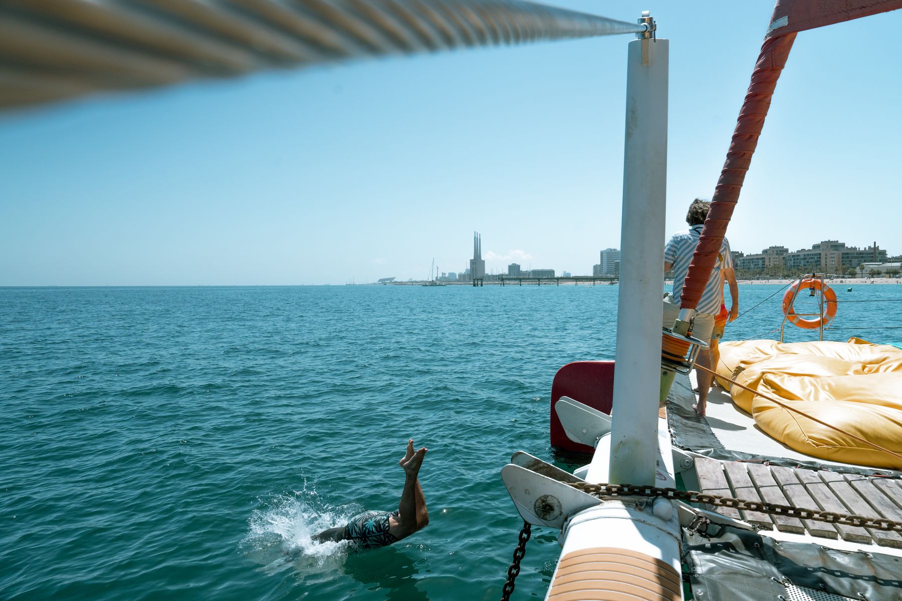 Friends and peers sharing a moment on the water at GrowBoat Barcelona